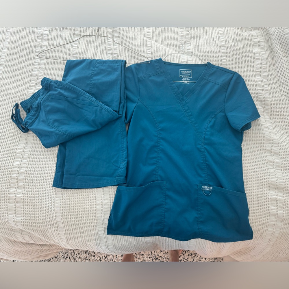 Cherokee Caribbean blue women’s scrubs, size extra small top and bottom